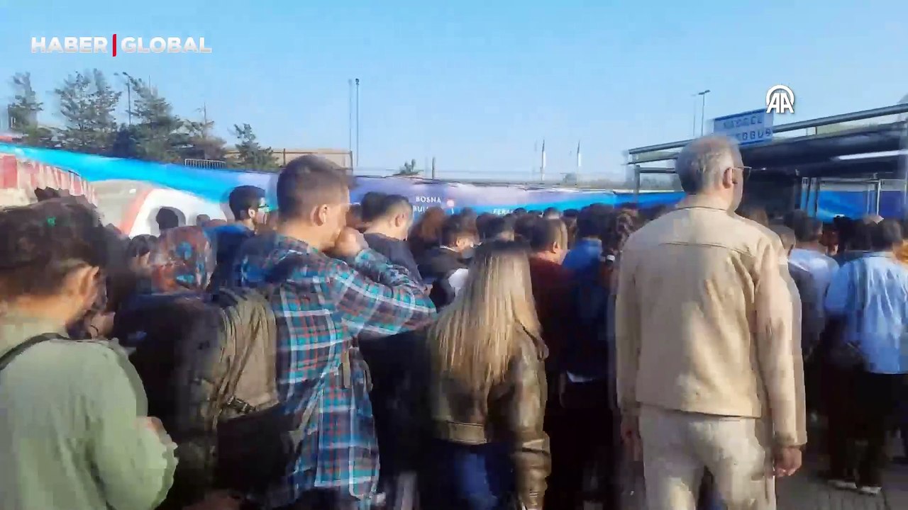 İstanbul'da yollar doldu taştı: Yağışlı havanın etkisiyle trafik pert oldu
