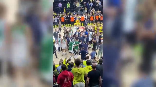 Fenerbahçe Beko, Panathinaikos maçında ortalık karıştı, görevliler zor ayırdı