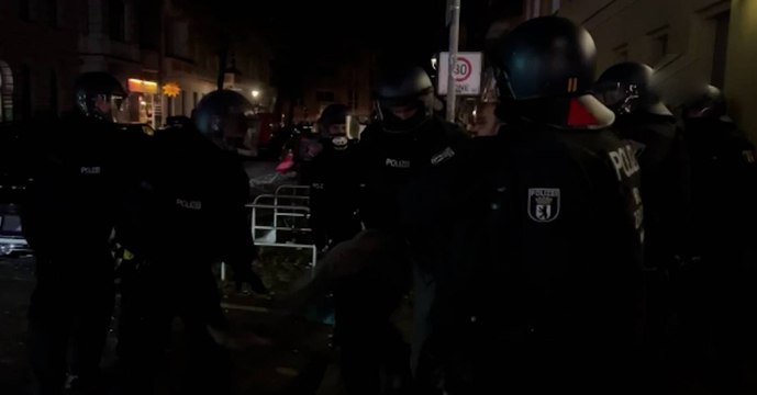 Berlin'de, İsrail'in Gazze'deki el-Ehli Baptist Hastanesi'ne yönelik saldırısını protesto eden gruba polis müdahalesi