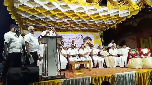 அண்ணன் பேசும்போது அமைதியா போகனும்னு தெரியாதா? பைக்கில் சென்ற நபரை தாக்கி அடாவடி செய்த அதிமுகவினர்