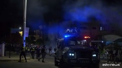Manifestanti cercano di entrare nell'ambasciata di Israele ad Amman