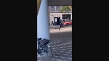 VÍDEO: Tiene un accidente en moto y sale corriendo