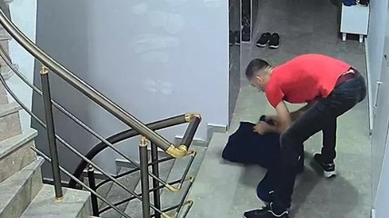 Avcılar'da kargocunun arkasından girdiği binadaki ayakkabıları çaldı