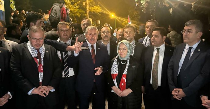 Saadet Partisi – Gelecek Partisi Ortak TBMM Grubu milletvekilleri, İsrail Büyükelçiliği Konutu önünde protesto: Hitler’e rahmet okutturacak işler yapıyorsunuz