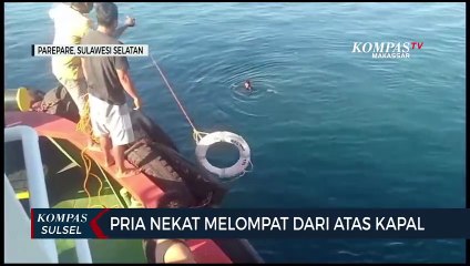 Pria Nekat Melompat Dari Atas Kapal