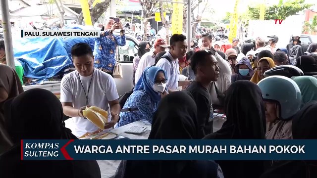 Warga Antre Pasar Murah Bahan Pokok