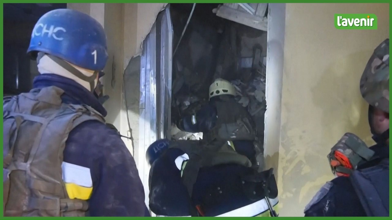 Ukraine : sauveteurs sur le site d'une frappe russe à Zaporijjia, faisant deux morts