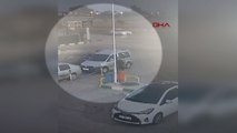 Mersin'de benzin istasyonundaki araçtan 60 bin liralık hırsızlık kamerada
