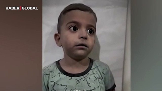 Gazze'deki hastane saldırısından sonra, korkudan titreyen çocuğu sakinleştirmeye çalışan doktorun görüntüleri paylaşıldı