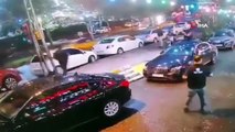 İstanbul’da film gibi silahlı saldırı kamerada: Tetikçi hedefi karıştırınca yanlış adamı vurdu