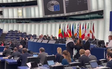 El Parlamento Europeo prohíbe al eurodiputado de IU Manu Pineda intervenir con el pañuelo palestino
