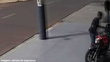 Jovem livra a mãe de receber tiro durante assalto