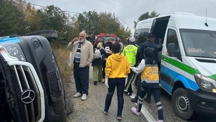 Скачать видео: Tekirdağ'da yolcu minibüsü devrildi: 16 yaralı