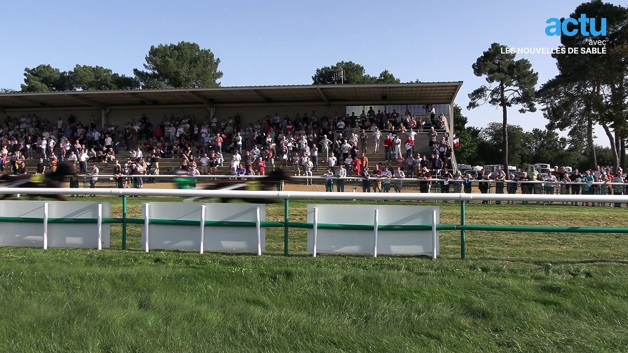 François lance le départ des courses de chevaux