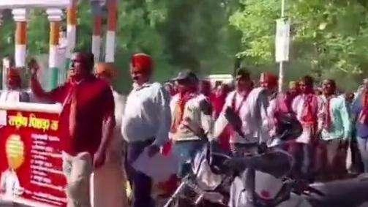 कुशीनगर: महिला आरक्षण के विरोध में राष्ट्रीय पिछड़ा वर्ग मोर्चा ने किया विरोध प्रदर्शन