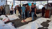 Decine di cadaveri giacciono a terra nell'ospedale di Gaza