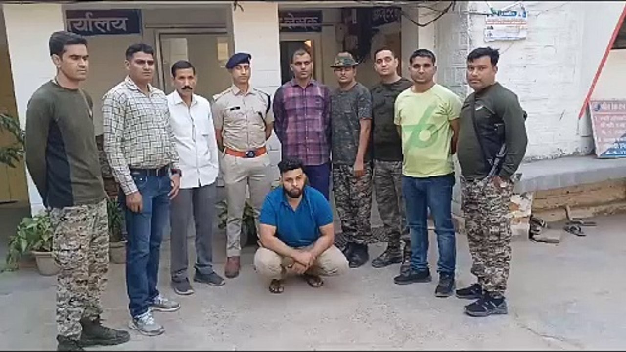 पुलिस ने जंगल में भाग रहे 15 हजार के इनामी चीता को दबोचा....देखें वीडियो