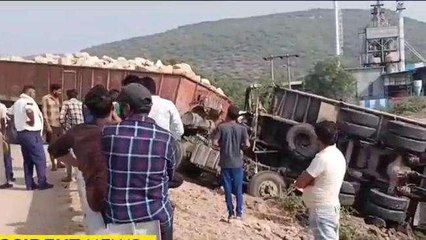 बूंदी: भिड़ंत के बाद पलटे दो ट्रेलर, चालक हुए घायल