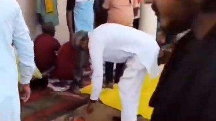 लोगों के जूते चप्पल उठाते नजर आए सांसद, जानिए Video के पीछे की सच्चाई