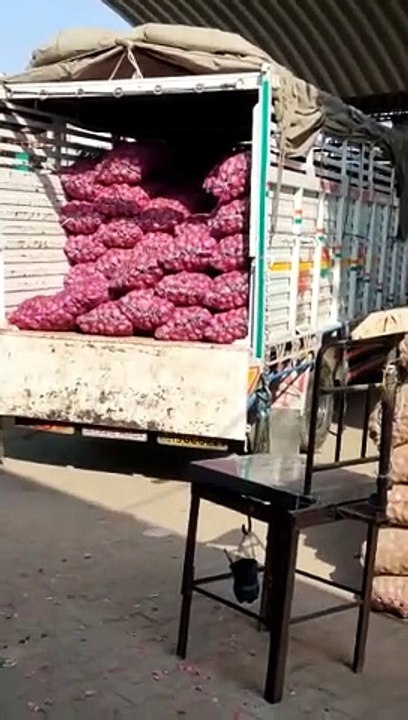 प्याज के दाम उछले, थोक में 50 रुपए किलो पहुंचे भाव