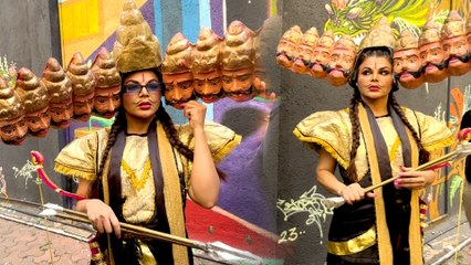 Rakhi Sawant ने पहना रावण का मुखौटा, बोली आज लोगों में रावण ज्यादा है