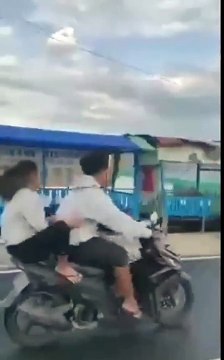 La passagère de ce motard prend beaucoup de risques
