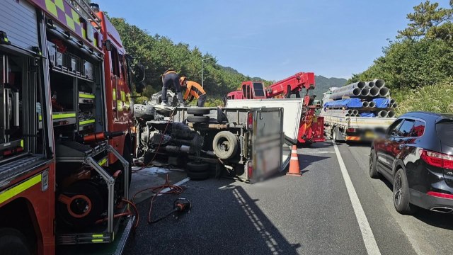 충남 서천 서해안고속도로서 화물차가 안내 차량 추돌...2명 중경상 / YTN