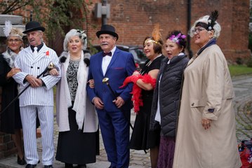 Tczewscy seniorzy w akcji. Sesja fotograficzna w strojach z innej epoki, to tylko część ich aktywności