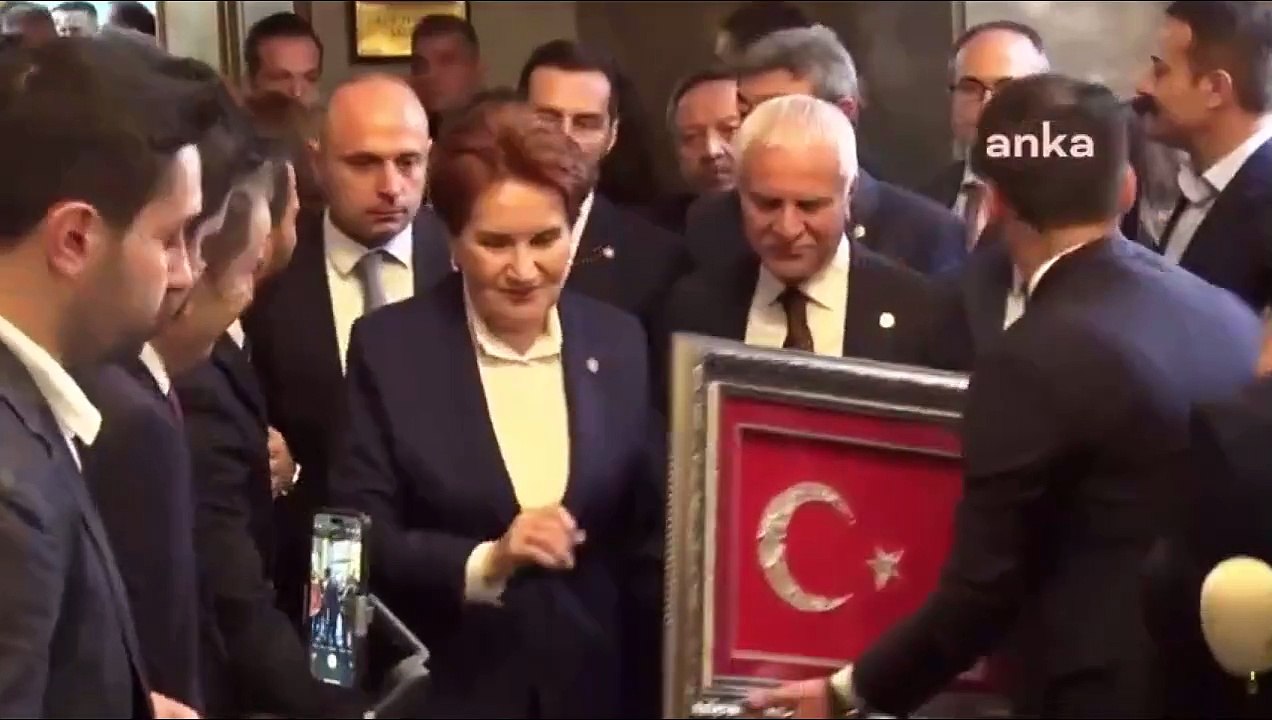 Meral Akşener a réprimandé le journaliste qui a posé la question ＂Sinan Aygün： À partir de maintenant, je demanderai ＂Autorisez-vous？＂ pour chaque personne que je rencontre ?
