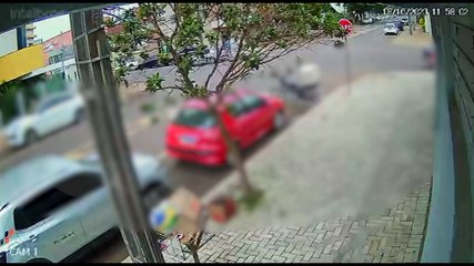 Por outro ângulo: Contrabandista tenta se esconder embaixo de carro após fuga