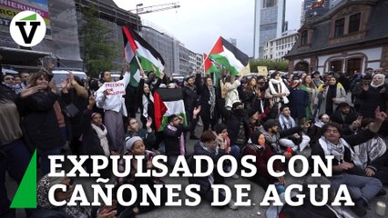 La Policía de Frankfurt usa un cañón de agua contra una vigilia propalestina