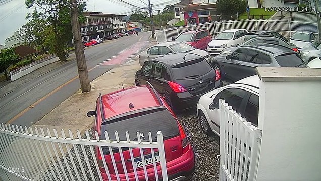 Homem rouba carro com mulher dentro e atropela quatro pessoas em loja de Joinville