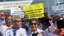 Médicos pensionados protestan en Jubilaciones por mejores condiciones en los seguros de salud