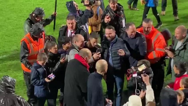 Eden Hazard acclamé après le match de gala du Variétés Club de France à Calais