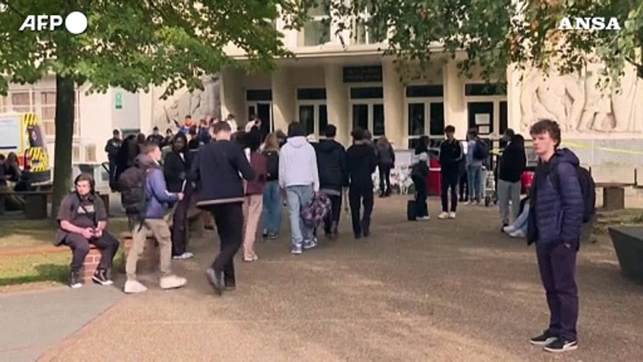 Attacco in Francia, fiori e omaggi per l'insegnante ucciso a coltellate ad Arras
