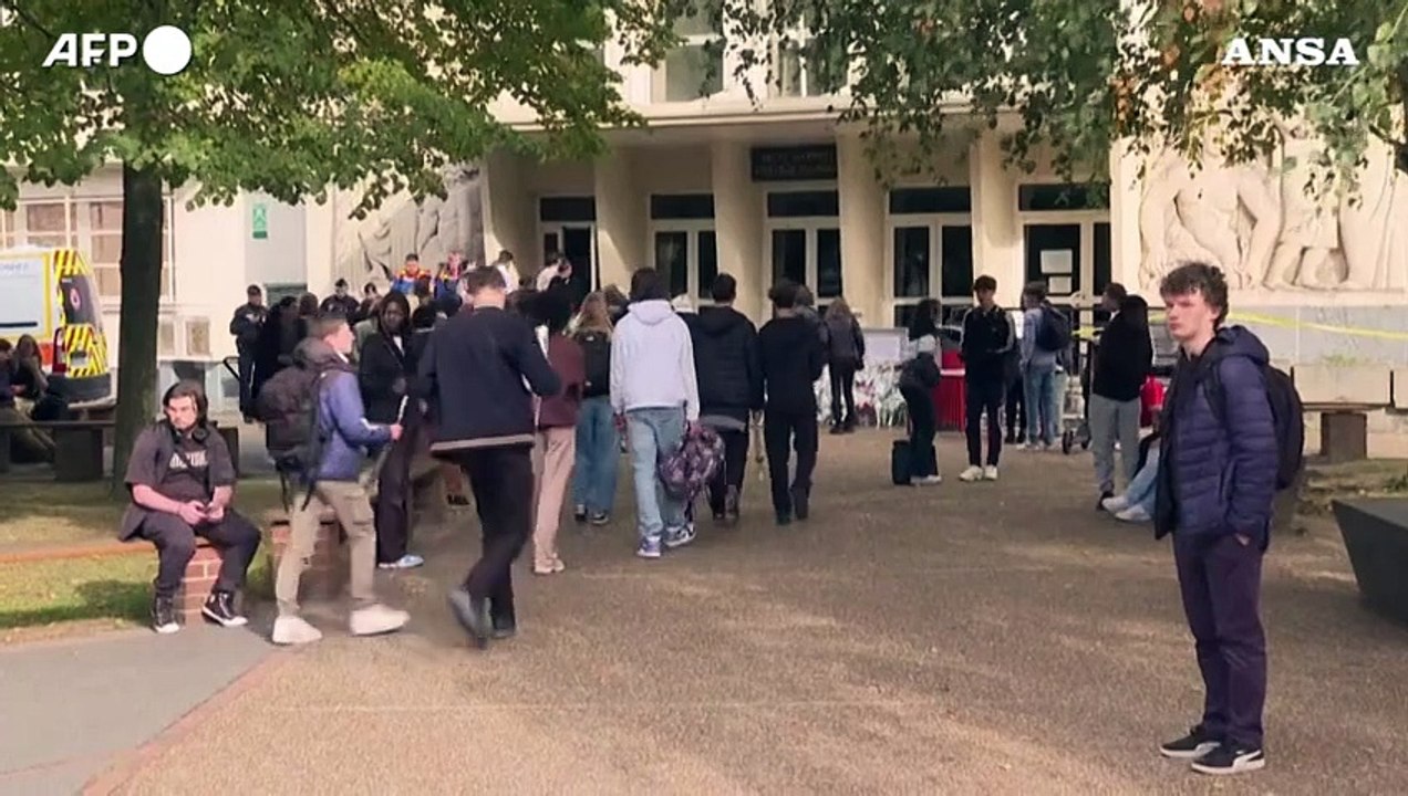 Attacco in Francia, fiori e omaggi per l'insegnante ucciso a coltellate ad Arras