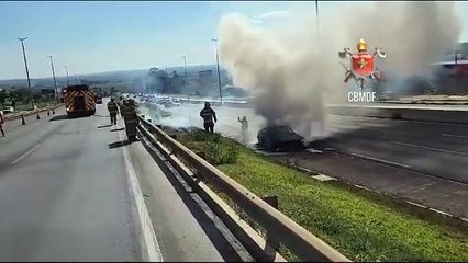 Carro pega fogo na EPIA Norte, sentido Plano Piloto