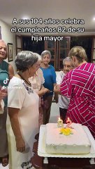 Abuelita de 104 años celebró cumpleaños de su hija de 82