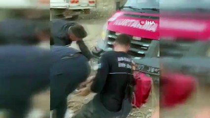 Sauvetage époustouflant des pompiers à l'ouvrier forestier blessé