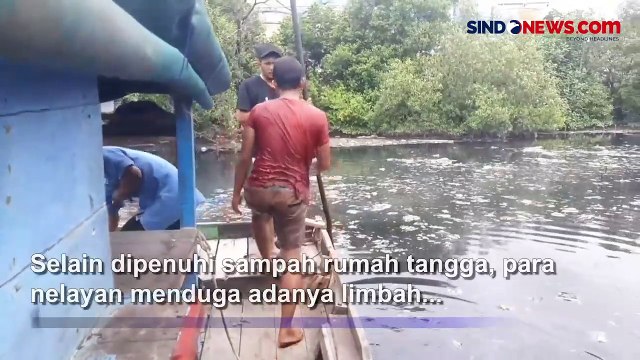 Nelayan Kesulitan Cari Ikan Akibat Sungai Dipenuhi Sampah dan Limbah Pabrik di Medan