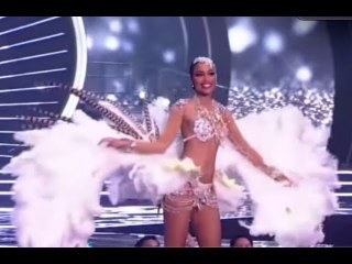 Miss Univers : la française Clémence Botino rend hommage à Joséphine Baker avec un costume étincel