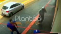 Vídeo: dupla armada em moto rouba malote de vítima na porta de banco em Maringá
