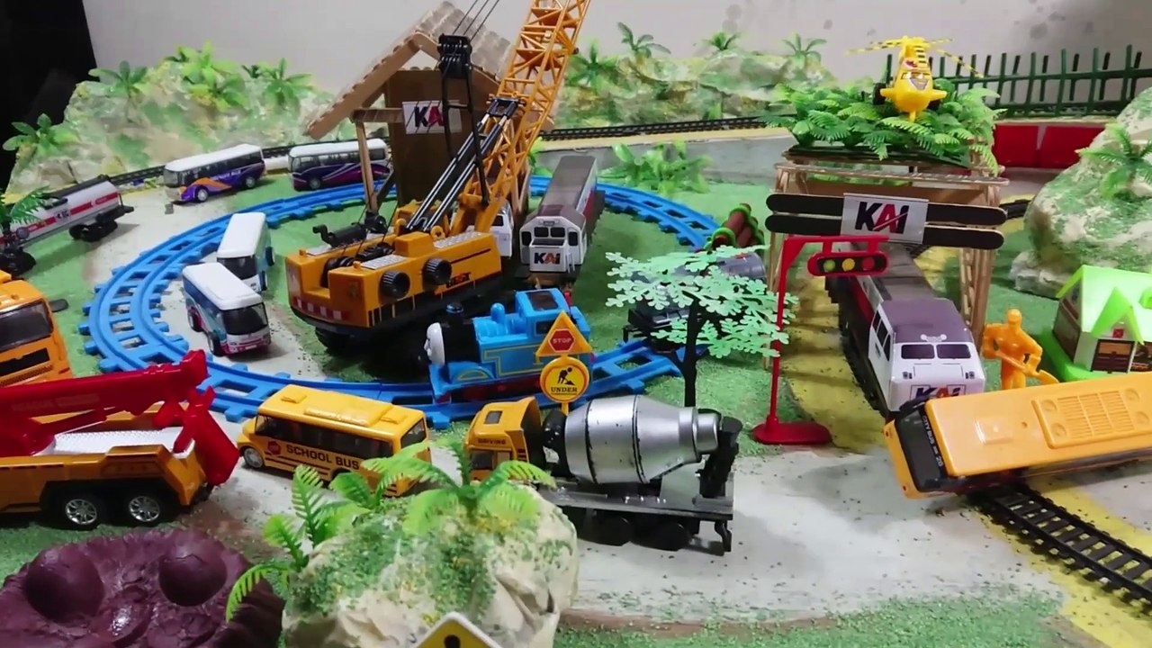 AYO BERMAIN CERITA KERETA API, LOKOMOTIF, TRUK, EXCAVATOR, TRAKTOR DAN MOBIL DITAMAN KOTA