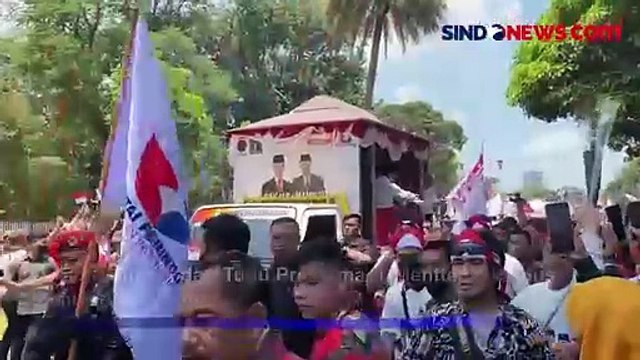 Tumpah Ruah! Rombongan Ganjar-Mahfud Berangkat ke KPU Naik Pikap Beratap