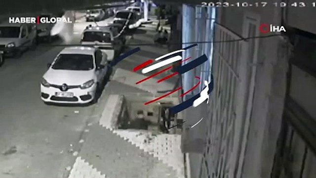 Arnavutköy'de talihsiz an! Dengesini kaybedip çukura böyle düştü