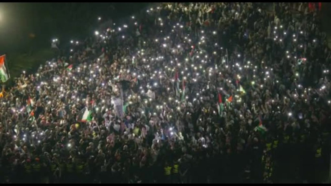 Protesta di migliaia di manifestanti all'ambasciata d'Israele ad Amman