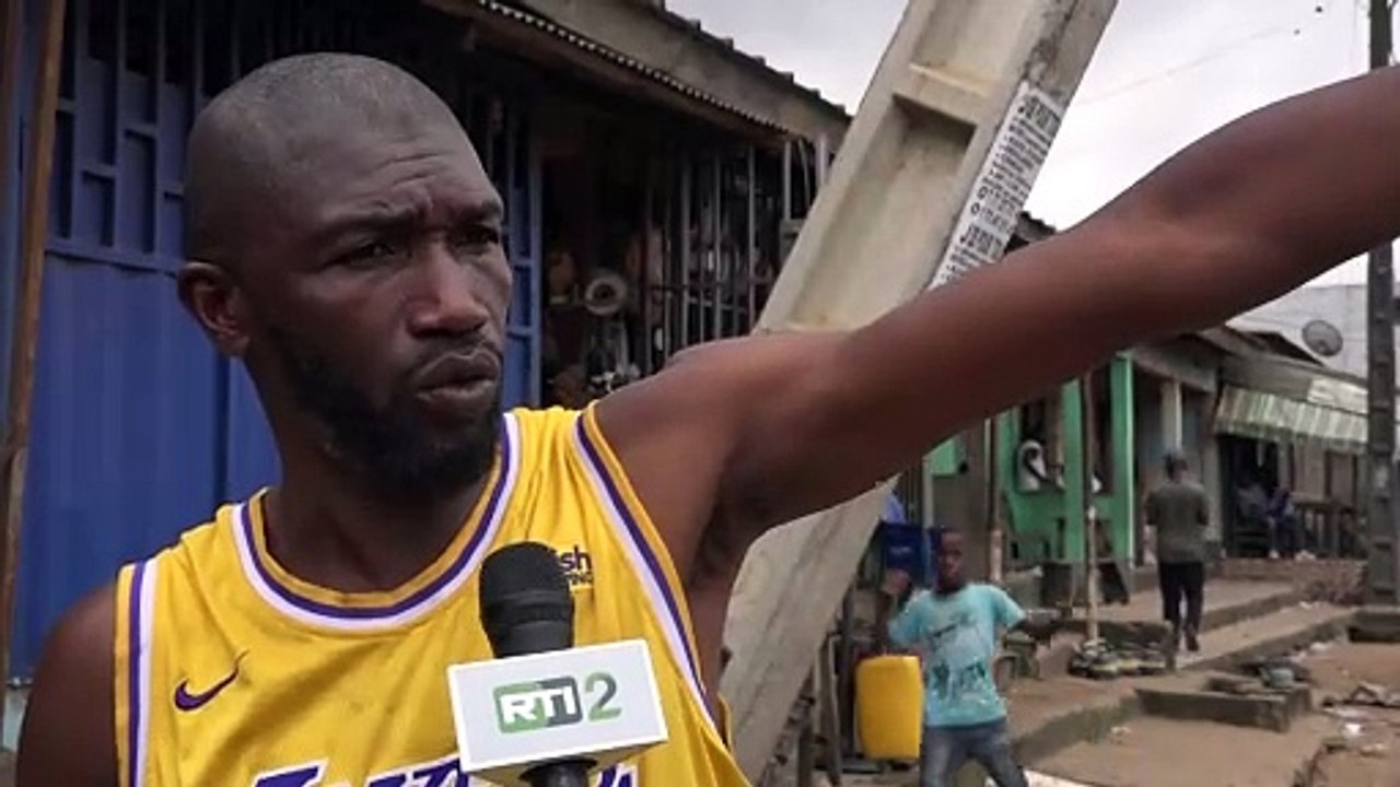 Des habitants d'Abobo derrière rails troublés par la suspension des poteaux électriques sur l'une des voies principales