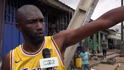 Des habitants d'Abobo derrière rails troublés par la suspension des poteaux électriques sur l'une des voies principales