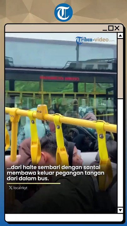 Mahasiswa Malaysia Undang Gelak Tawa saat Bawa Pergi Pegangan Tangan yang Patah dari dalam Bus