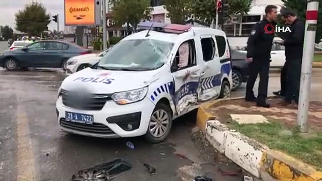 Elazığ’da polis aracı ile otomobil çarpıştı: 2 polis yaralandı